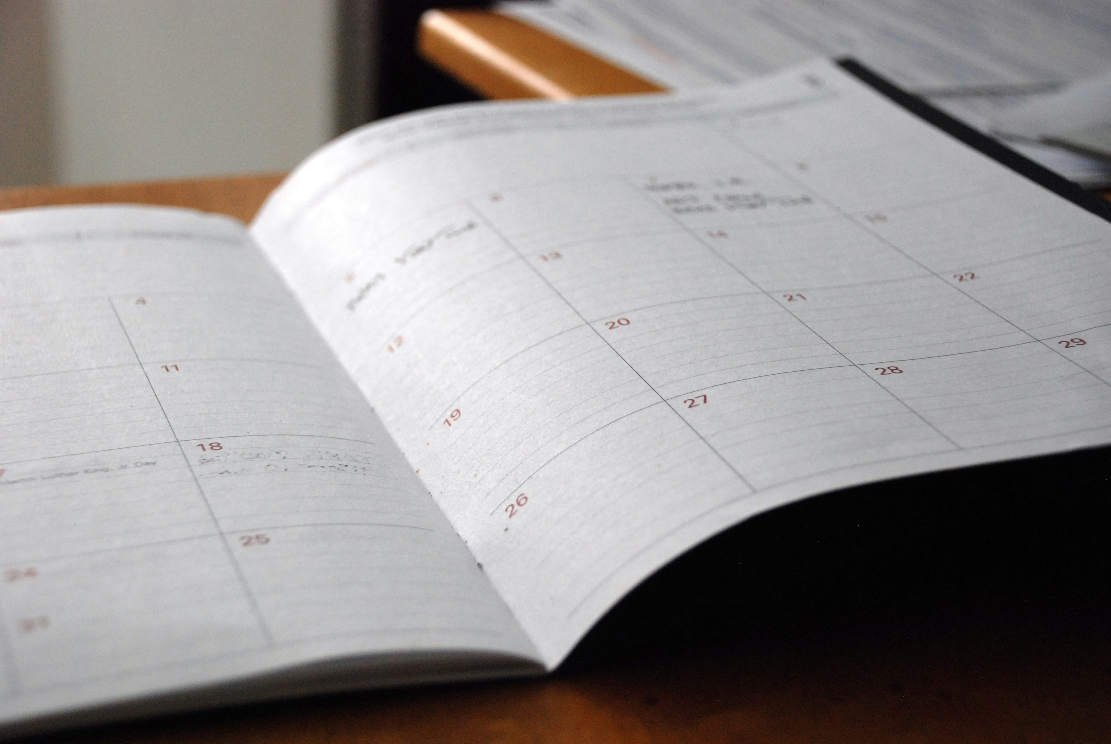 Agenda ouvert sur un bureau avec les semaines du mois visibles