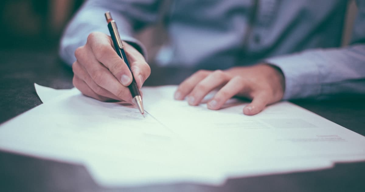 Facture et stylo sur un bureau
