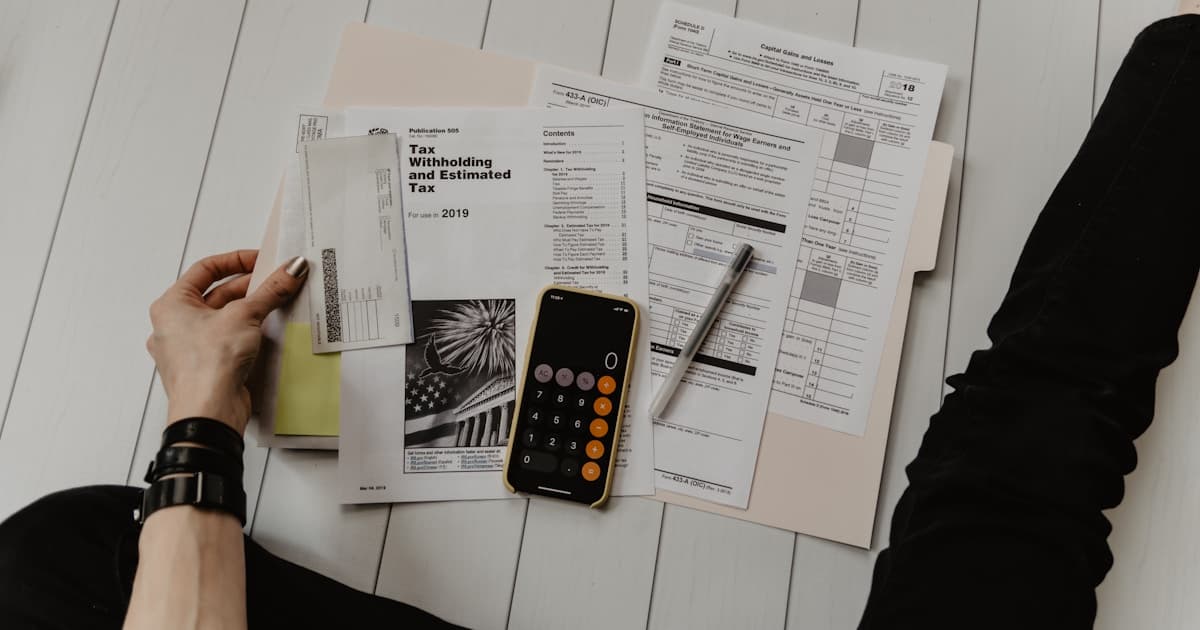 Documents fiscaux et calculatrice sur un bureau professionnel