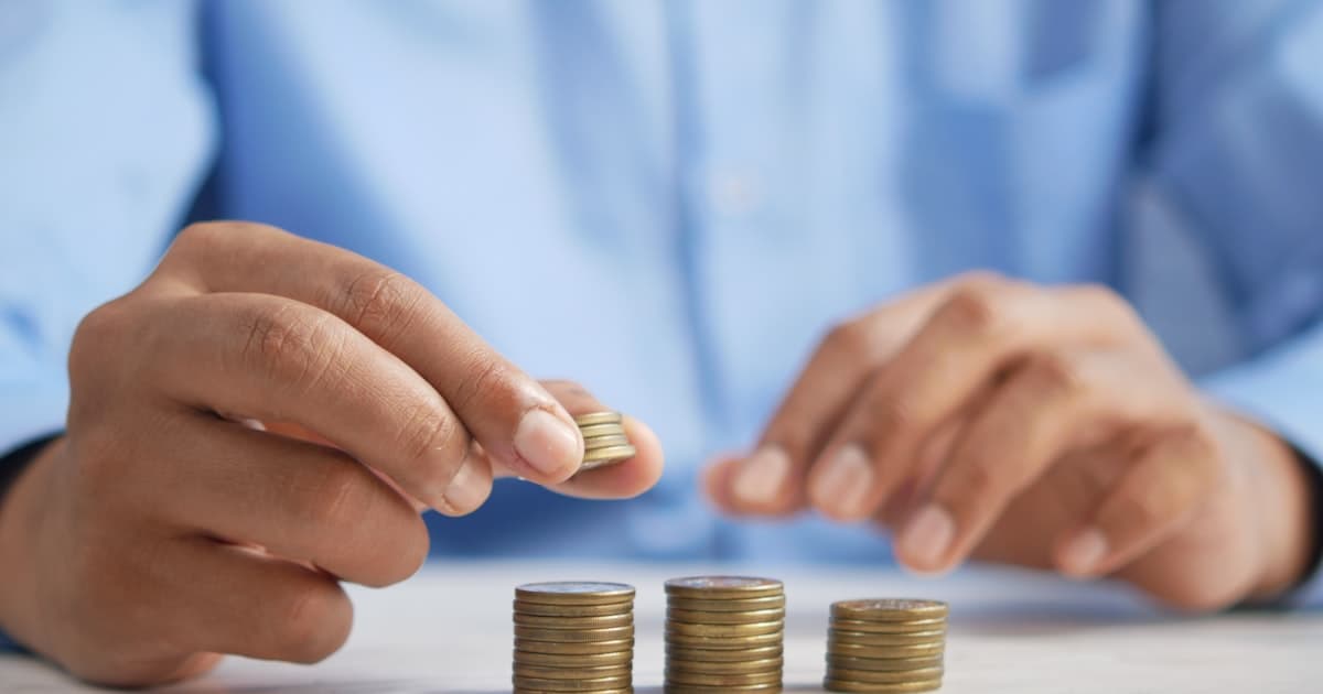 Calculatrice et billets sur un bureau