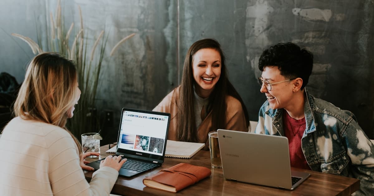 Groupe d'étudiants qui travaillent ensemble autour d'une table